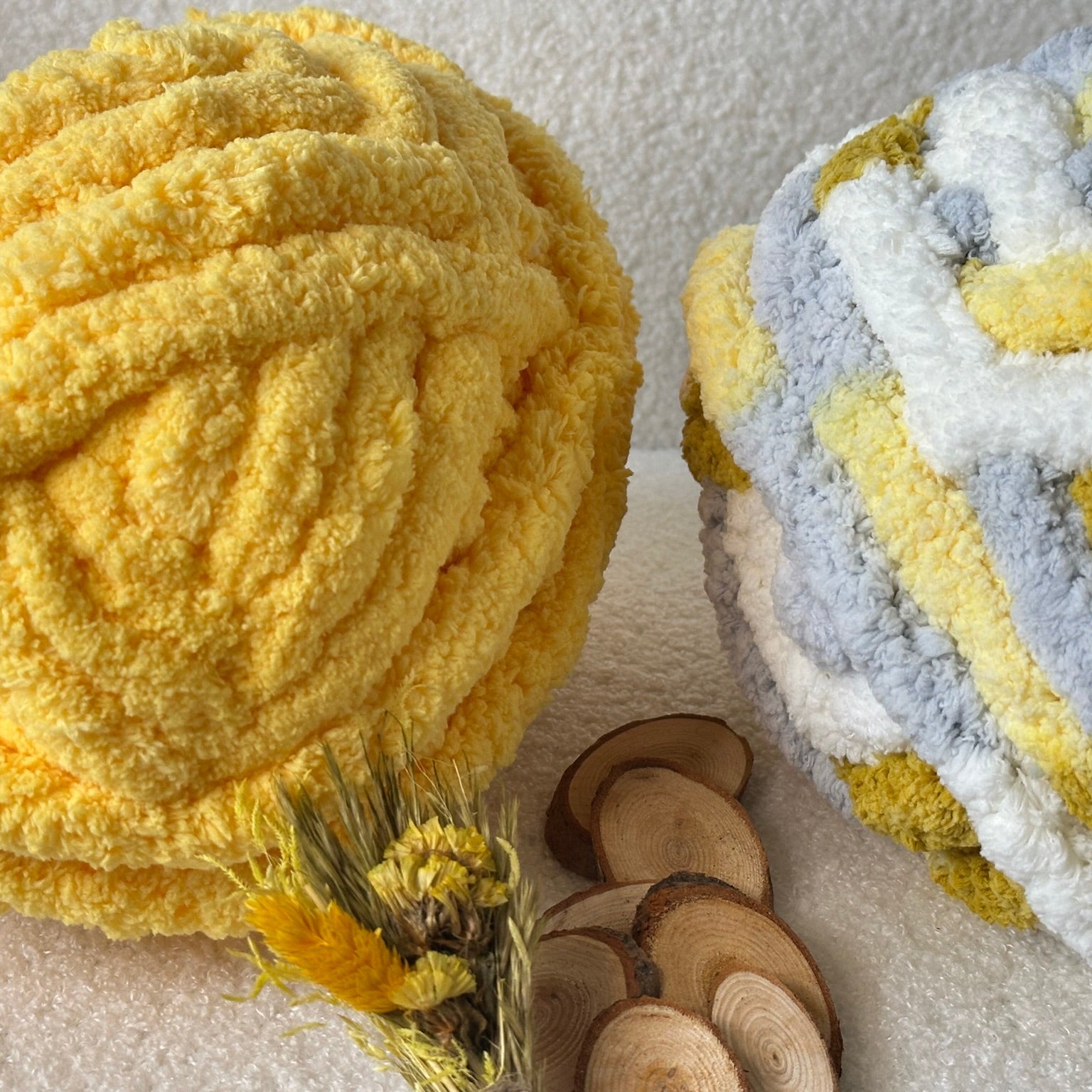 Laine XXL vanille grisée jaune - Fil chenille pastel ultra doux